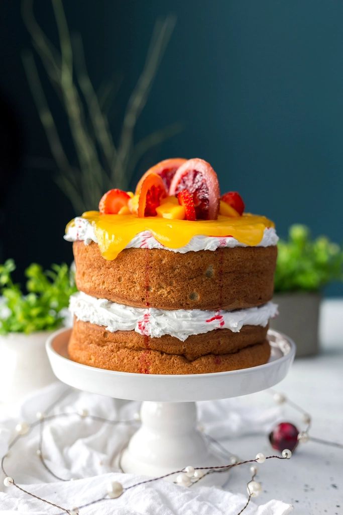 Naked cake com frutas e calda dourada