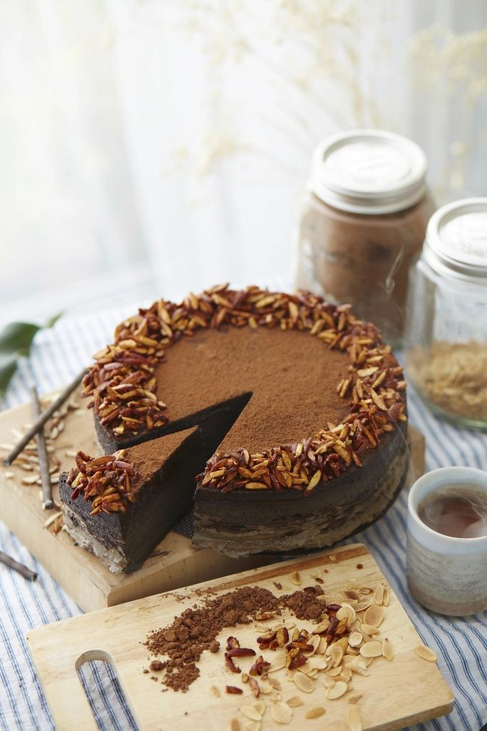 Bolo de chocolate com uma fatia cortada