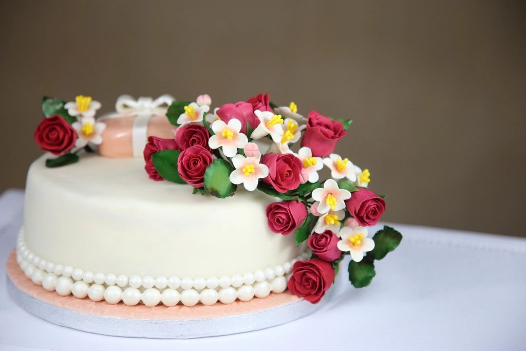 Bolo branco decorado com flores de açúcar