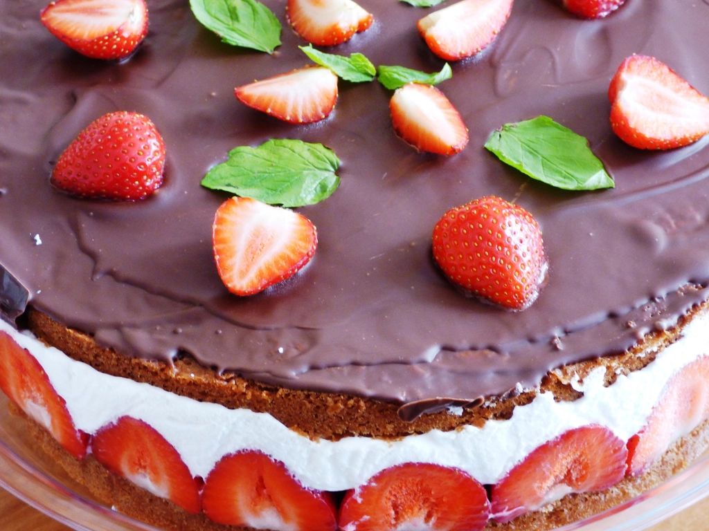 Bolo com cobertura de chocolate e morangos