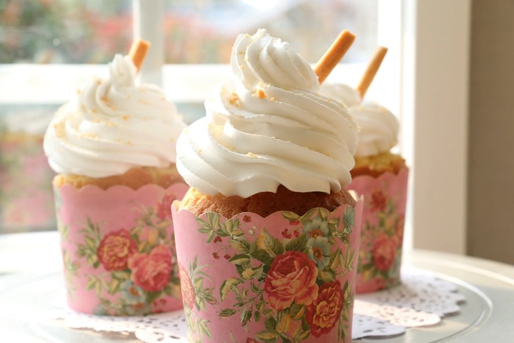Cupcakes com chantilly em forminhas florais