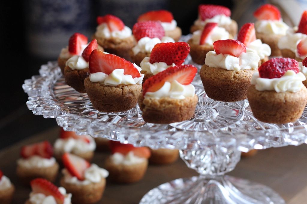 Cupcakes com morango em uma boleira de vidro