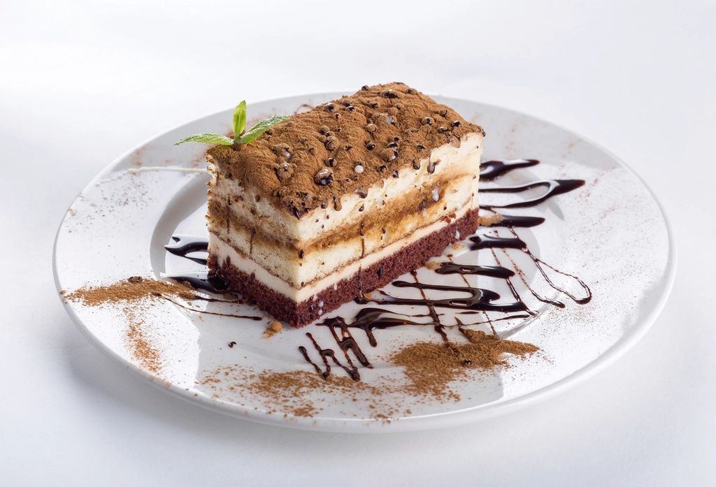 Fatia de bolo com creme e cacau