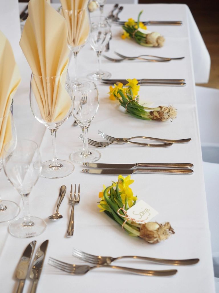 Mesa de banquete com flores amarelas