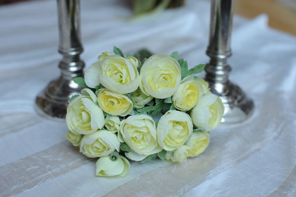 Buquê de rosas brancas sobre a mesa