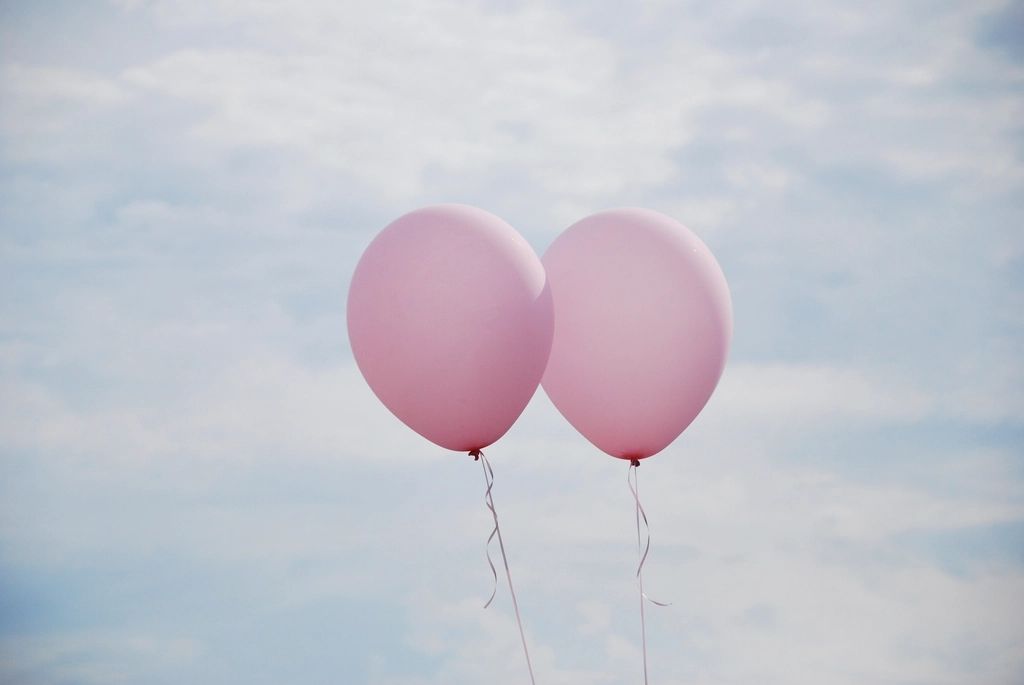Balões cor-de-rosa no céu