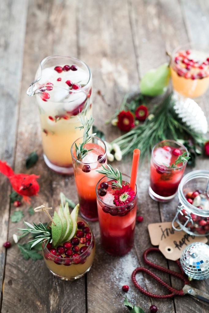 Mesa de drinks com frutas vermelhas