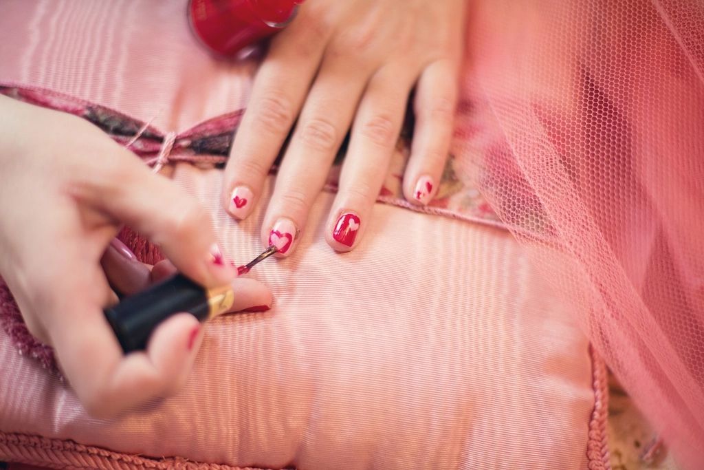 Esmaltação vermelha sendo aplicada