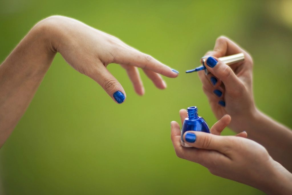 Esmalte azul sendo aplicado