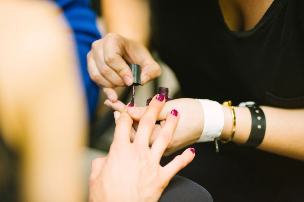 Atendimento de manicure em andamento